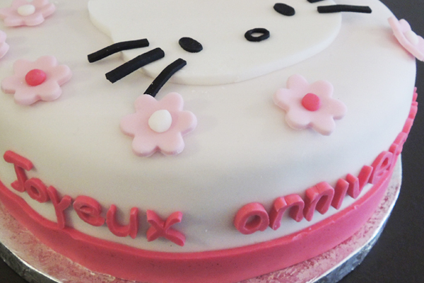 Cake design Gâteau Hello Kitty HerveCuisine  - recette gateau anniversaire hello kitty