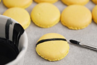 Tracez un trait pour l’élastique des lunettes