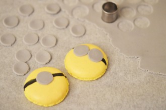 Découpez des ronds dans la pâte à sucre grise