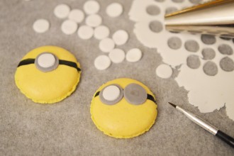 Découpez des ronds plus petits dans la pâte à sucre blanche