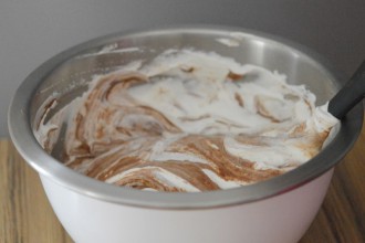 Mélangez la crème fouettée à la pâte à bombe au chocolat